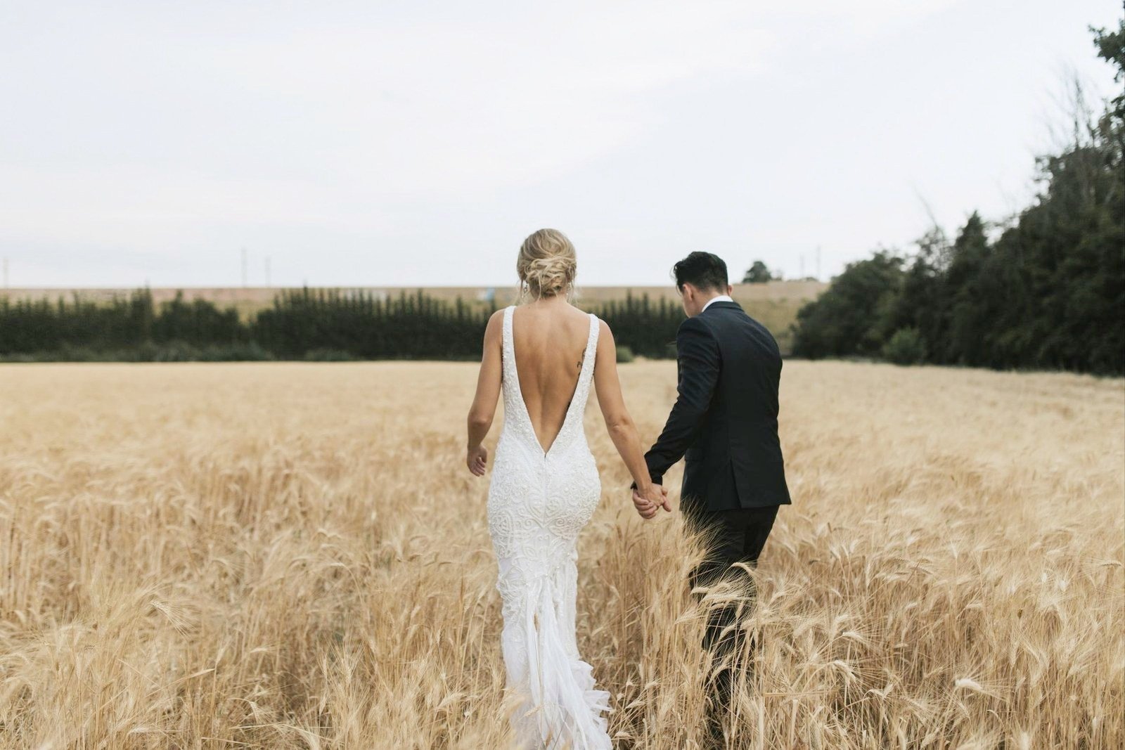 Un couple de mariés dans les blés