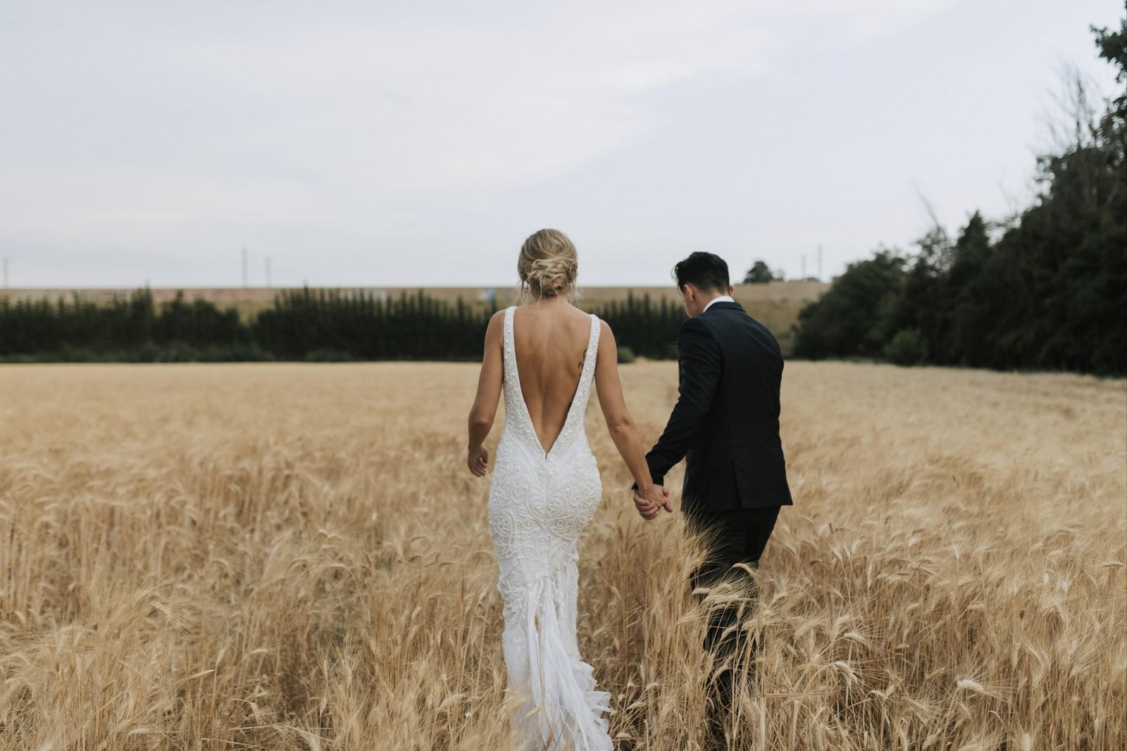 Les mariés dans le champ de blé du domaine
