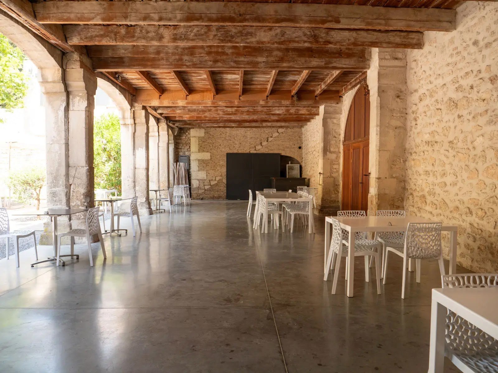 Les arcades en pierre et la charpente ancienne