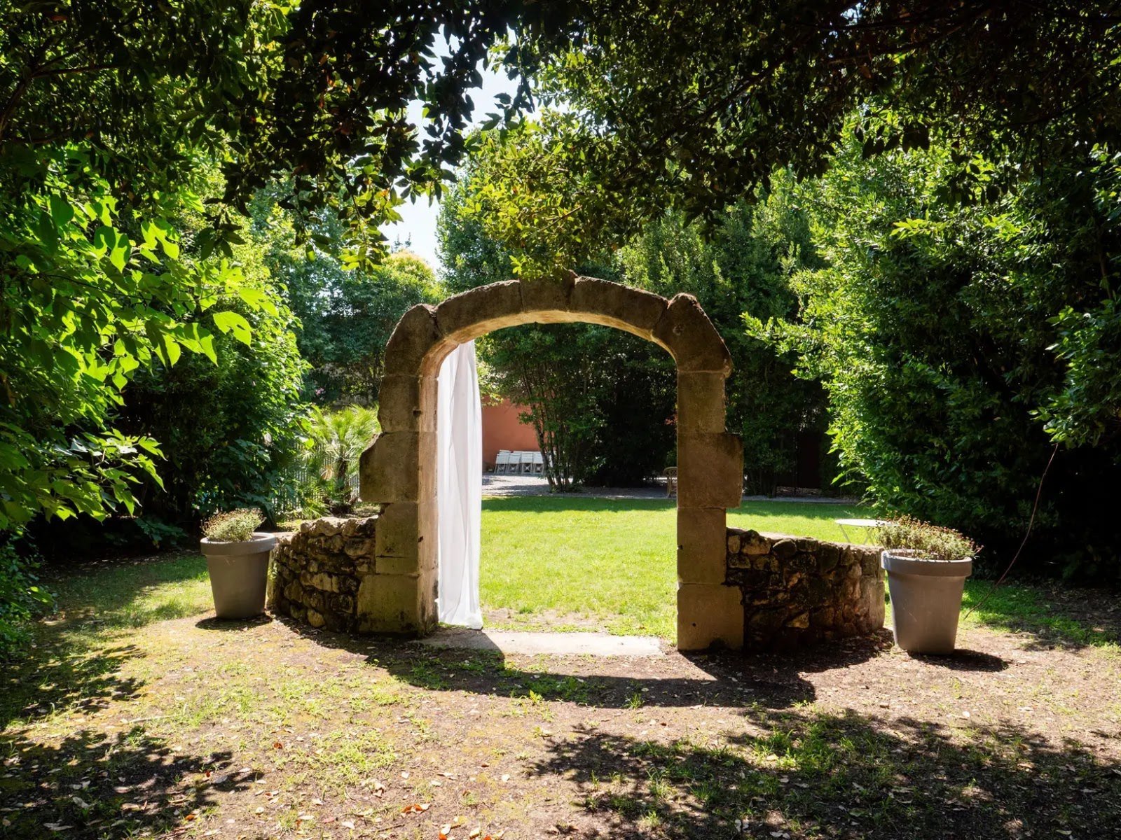 L’arche en pierre dans le jardin, prête pour la cérémonie