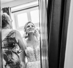 Une mariée se prépare devant le miroir, sous le regard de sa mère