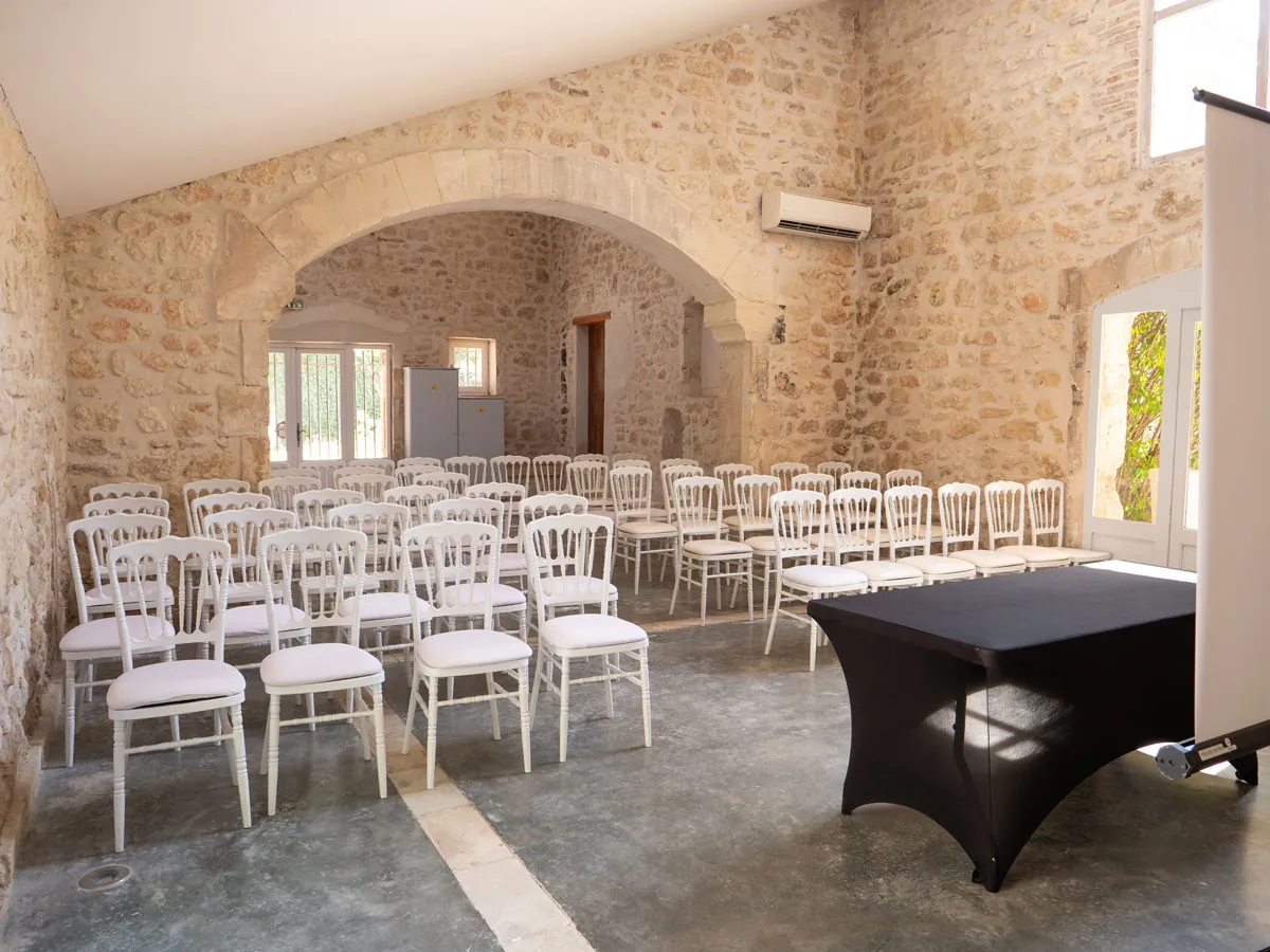 Salle voûtée en pierre en configuration théâtre pour un atelier en sous-groupe