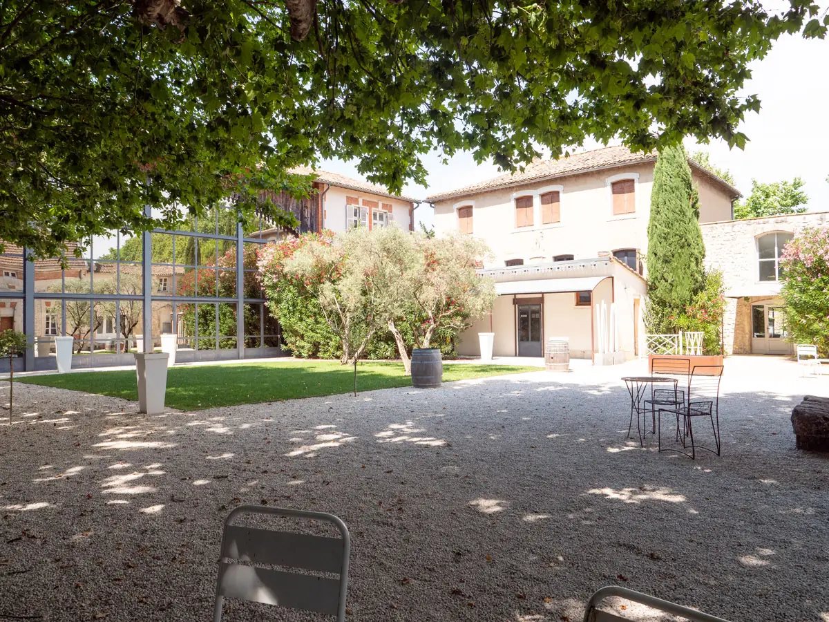 La cour intérieure ombragée du domaine, pour les pauses entre deux sessions