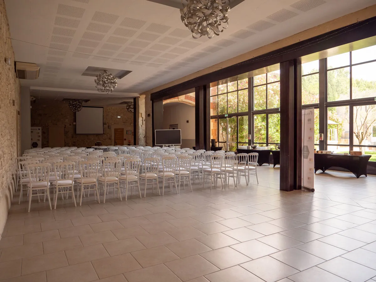 La Verrière en configuration théâtre, baignée de lumière naturelle