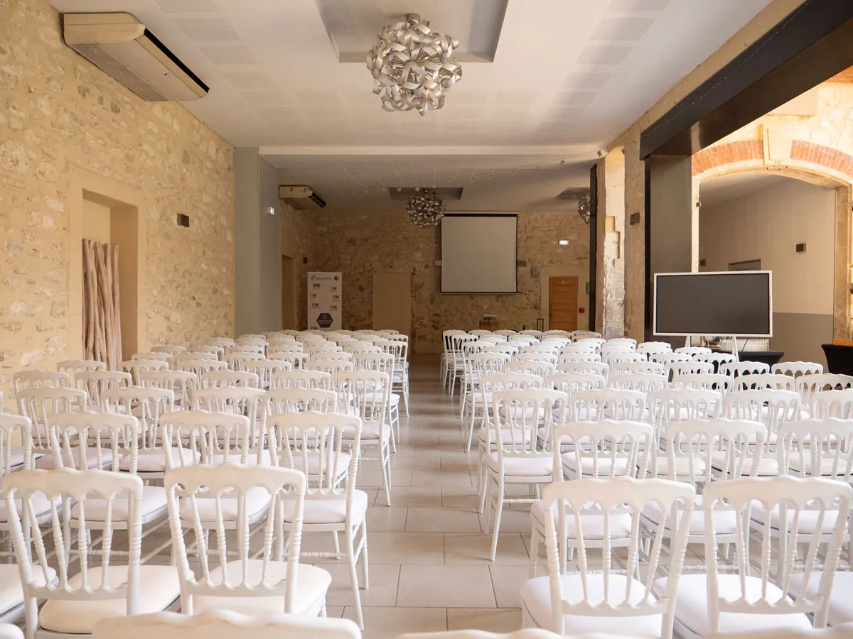 La Verrière en configuration plénière, rangs de chaises face à l'écran de projection