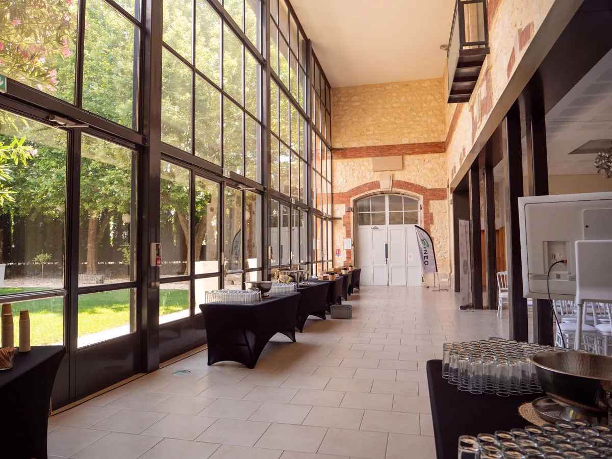 La galerie vitrée de la Verrière, buffet d'accueil dressé pour les participants