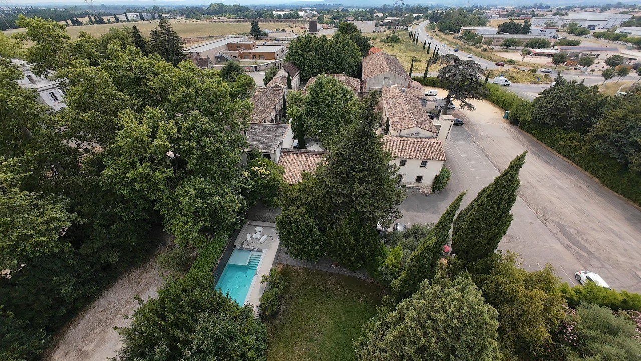 Le Domaine du Trusquin vu du ciel, la piscine au milieu des arbres