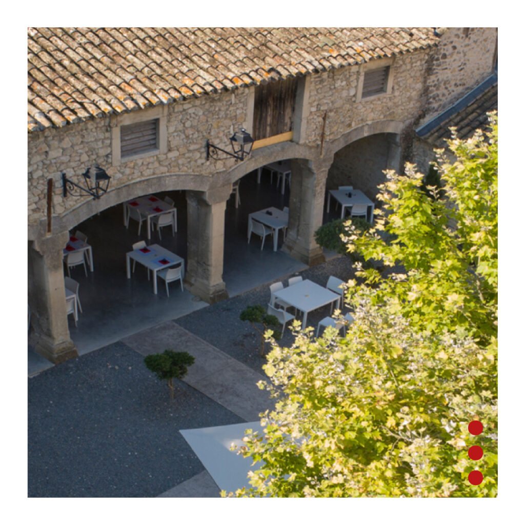 exterieur-drome-provencale-reception-personnalisee-cour-interieure-clos-mogador-espace-reception-trusquin