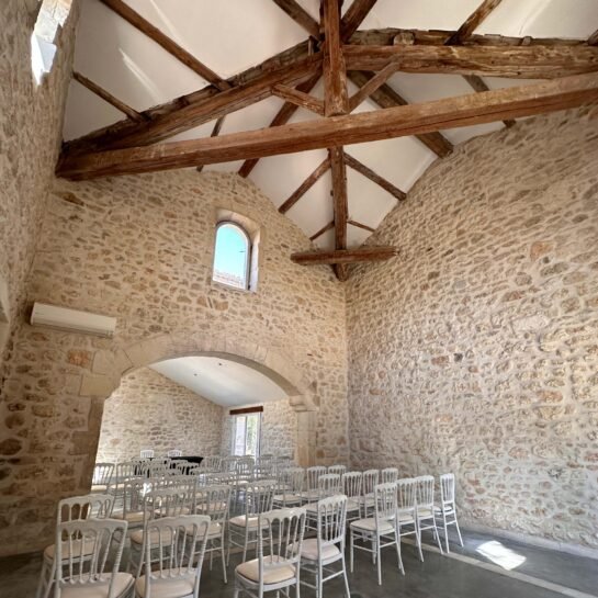 vieilles-pierres-poutres-ceremonie-laique-chaises-officiant-mariage-interieur-plan-B-clos-mogador-domaine-trusquin
