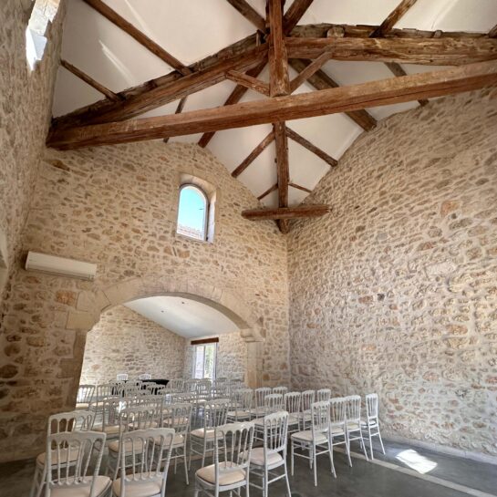 vieilles-pierres-poutres-ceremonie-laique-chaises-officiant-mariage-interieur-plan-B-clos-mogador-domaine-trusquin